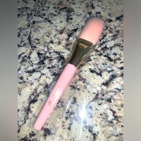 New too faced powder brush 45$ - Picture 1 of 2